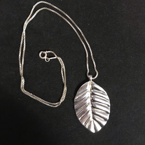 🎁 SS Leaf Pendent & Chain - Picture 2 of 6